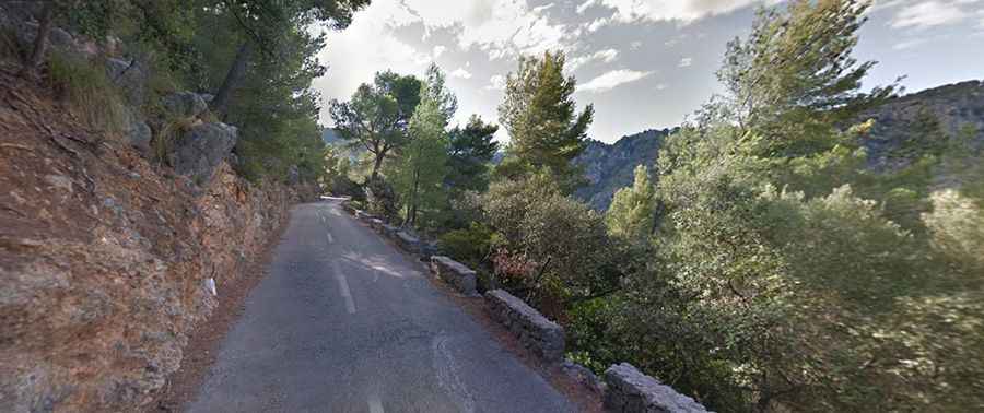 MA-1131 is a narrow high shelf road in Mallorca