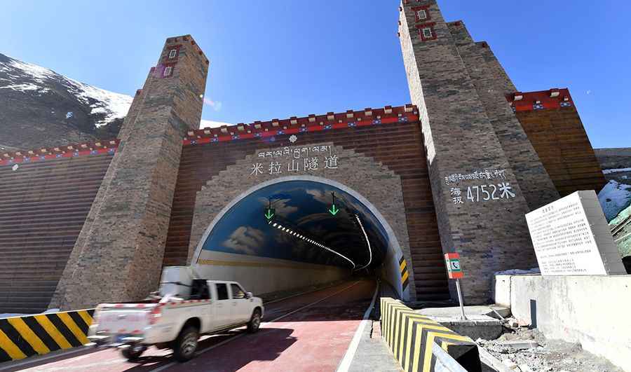 Mi La Mountain Tunnel: enjoy a tunnel among the clouds