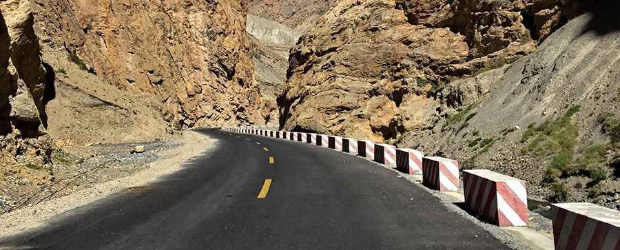 Mt. Rawobanba: Driving the steep paved canyon road in Gyirong