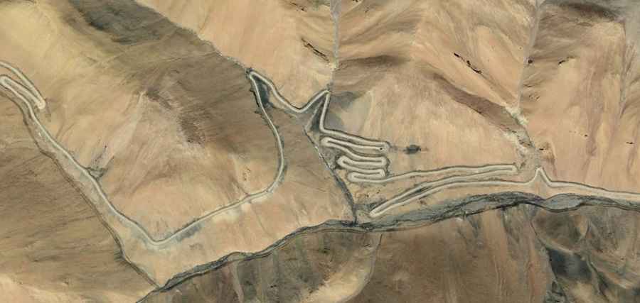 New Changlung La is a winding road only for experienced drivers