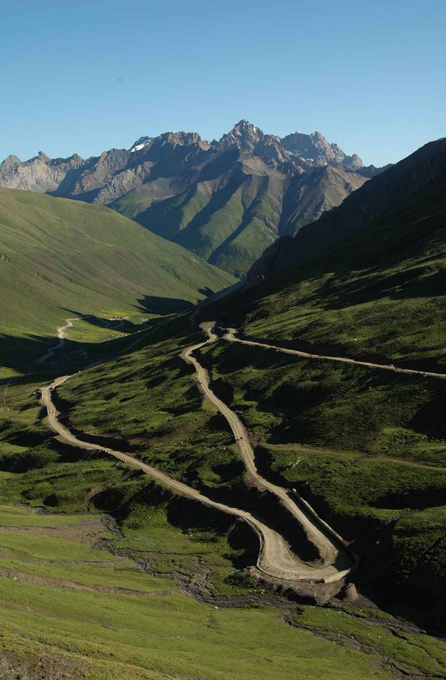 Nice curves on the way to Lumu La