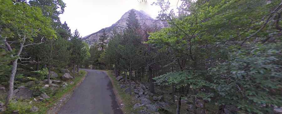 Panta de Cavallers: a steep paved road to the reservoir