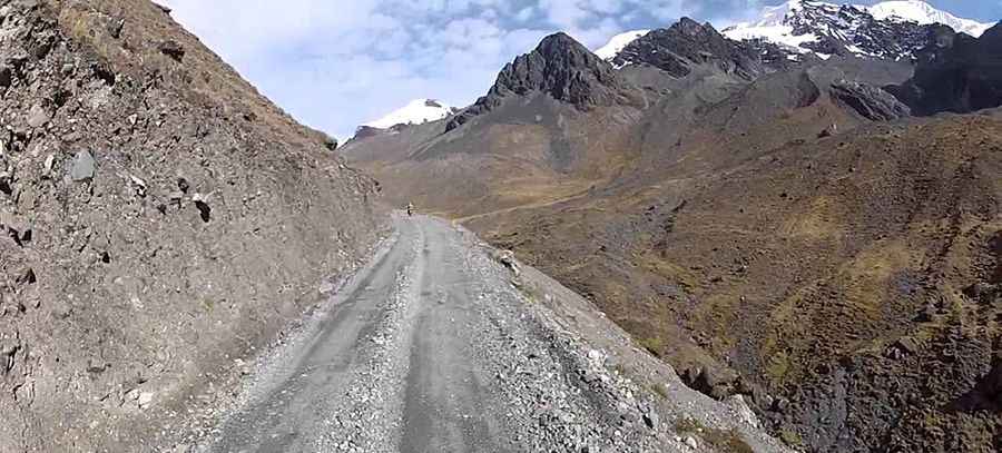 Pelechuco Pass: a winding road only for experienced drivers