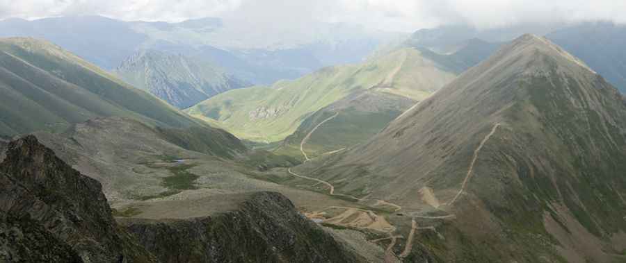 Pereval Mukhinskiy, a steep remote road only for experienced drivers