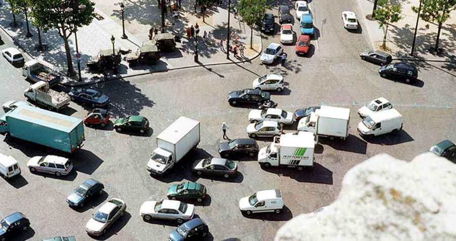 Place Charles de Gaulle is a stressful drive in Paris