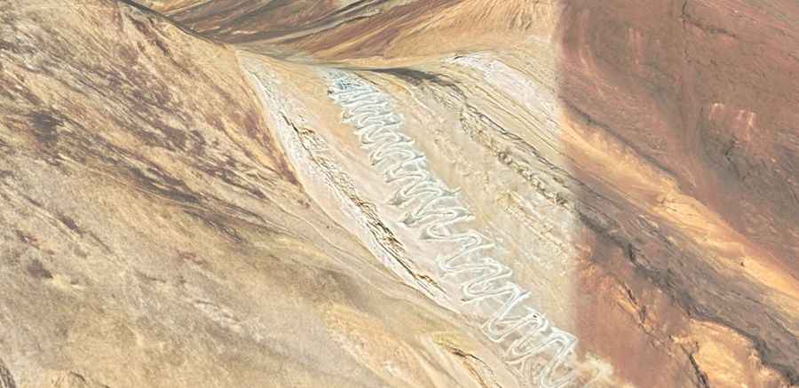 Quidijiankela pass, a military road to the summit