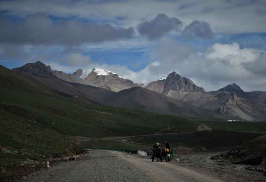 Riadong La: Driving the remote S224 road in the Qiajajima Mountains