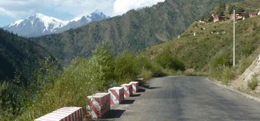 S217, a remote high mountain road in Tibet