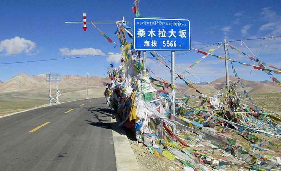 Semo La: Driving one of the highest paved passes in the world