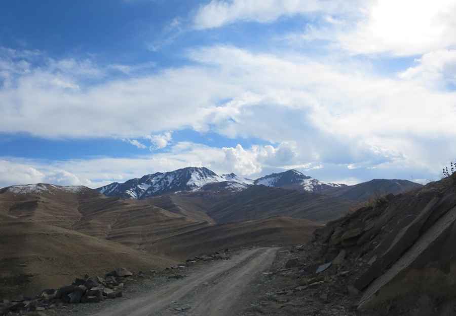 Shashi La is a winding road for experienced drivers only