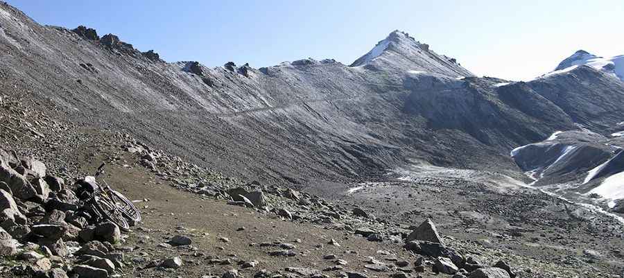The destryed road to Pereval Tong