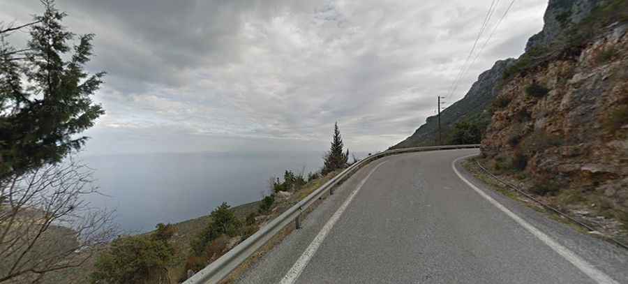 The frightening and dizzying road to Kyparissi in Greece