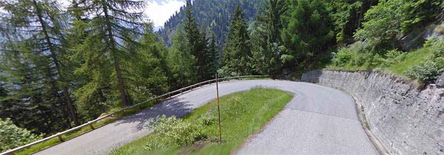 The hairpinned paved road to Lago Alpe del Cavalli