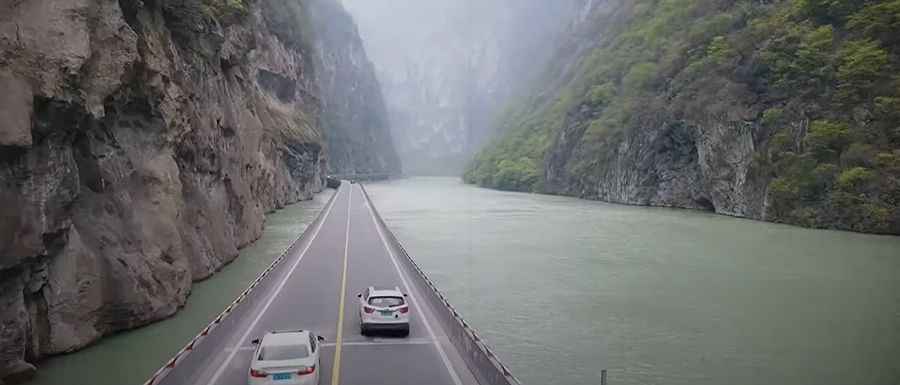 The Jinkou Grand Canyon Scenic Road will take your breath away