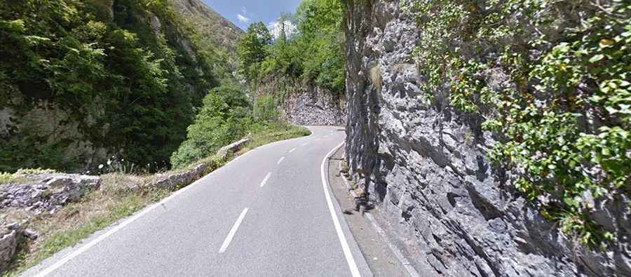 The narrow road through Desfiladero de los Beyos
