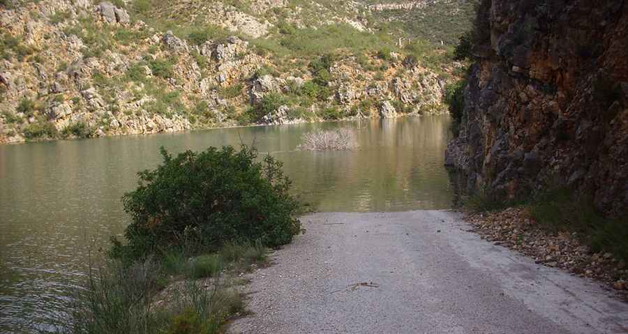 The paved road to Central Hidroelectrica de Millares II