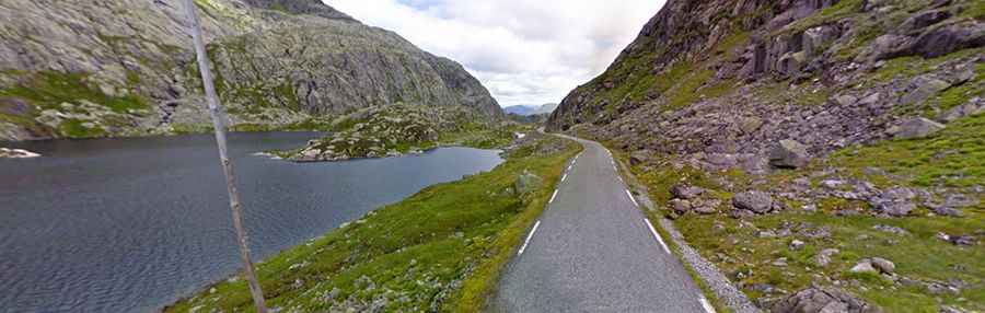 The paved road to the summit of Halvfjerdingsvatnet