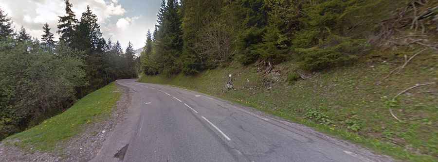 The picturesque road to Pas de Morgins