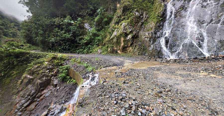 The road to Abra de Acjanaco is not for timid drivers