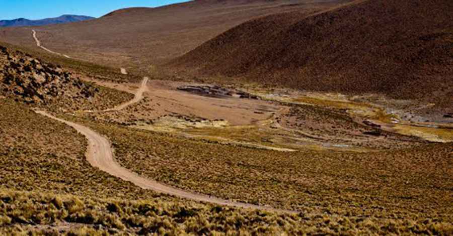 The road to Abra Puca Loma: be ready to make room for oncoming vehicles