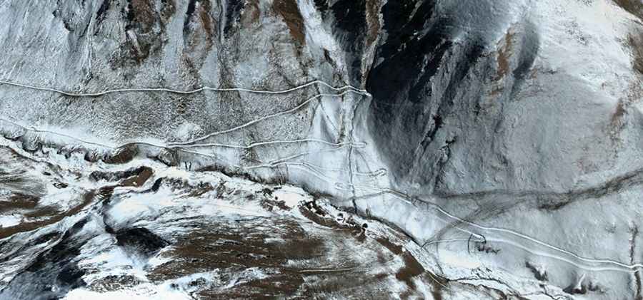 The road to Beru La Pass, recommended for drivers with strong nerves