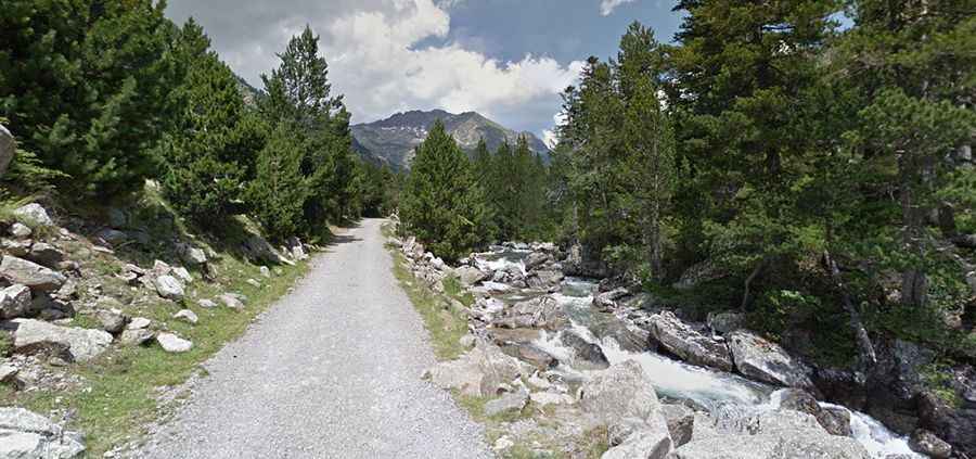 The road to Estany Llong in Lleida: be ready to make room for oncoming vehicles
