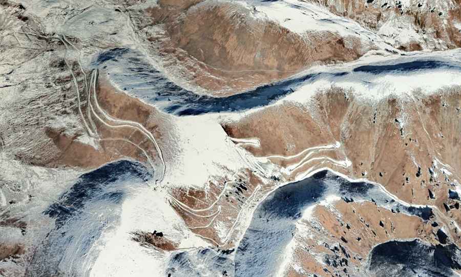 The road to Lach La is not for the faint of heart