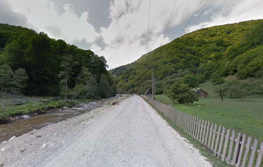 The road to Negovanu Lake has it all