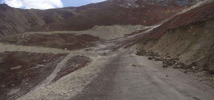 The road to Umba La is for drivers with strong nerves only