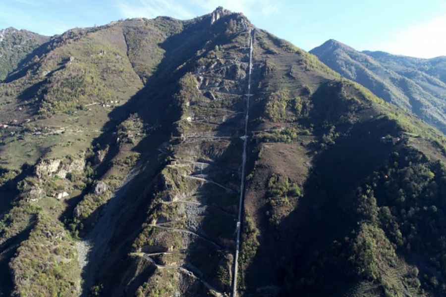 The road with 18 sharp hairpin turns to Özlükent