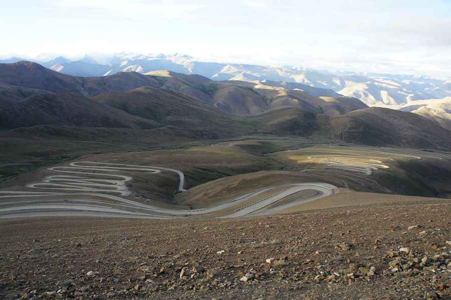 The road with 64 switchbacks to Pang La