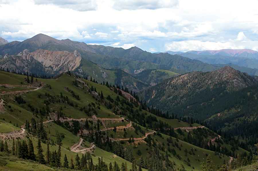 The rough and curvy road to Racaka Pass