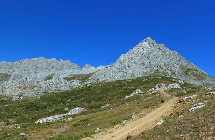 The Rugged 4x4 Track to Peña Ubiña: Reaching Collado del Terreros