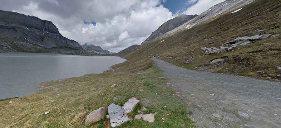 The scenic trail from Gemmipass to Daubensee