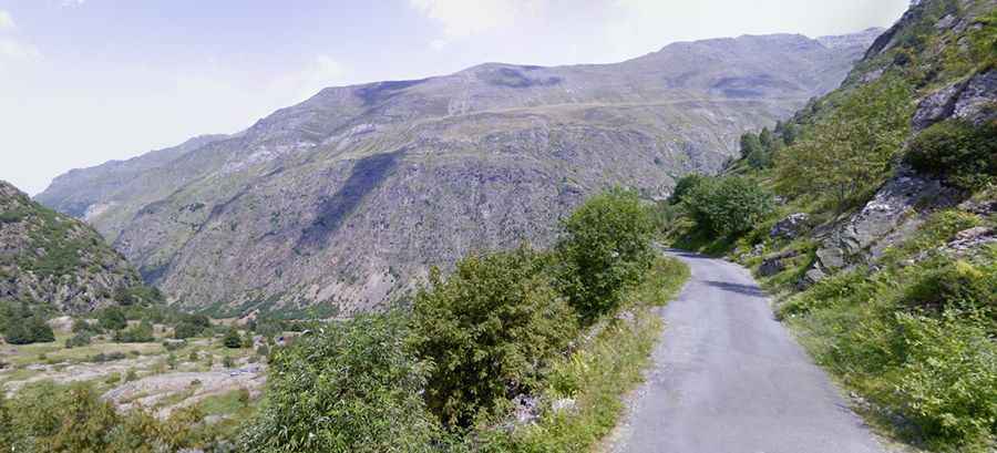 The steep narrow road to Lac des Gloriettes