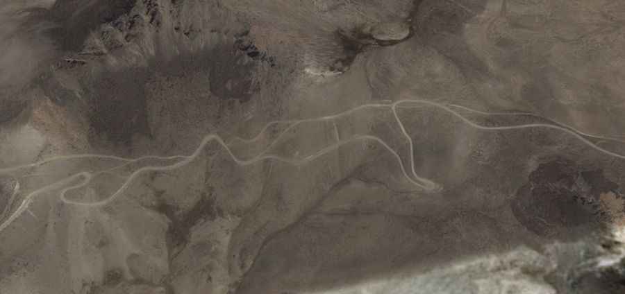 The unpaved road to Abra Huarcaya