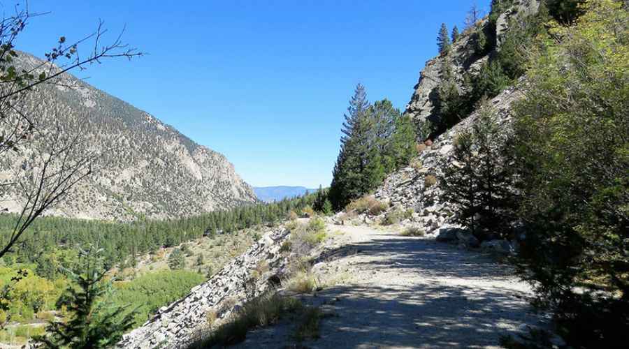 The unpaved road to Mount Mamma