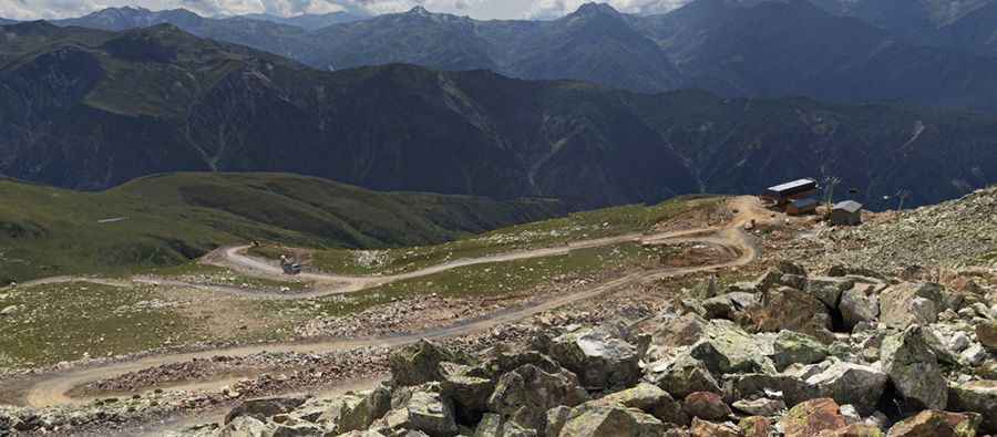 Travel guide to the top of Mount Tetnuldi in the Caucasus