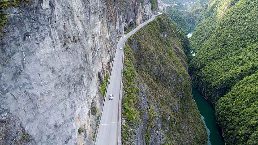 Wanzhang Cliff Highway is for experienced drivers only