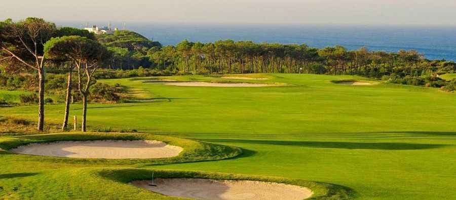 What are the road challenges when driving to the Algarve Golf circuit?