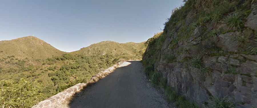 What is at the summit of Cerro Pan de Azúcar?