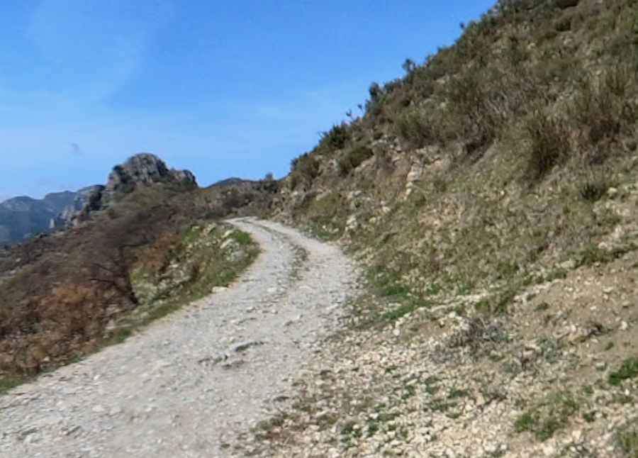 What is at the summit of Col Saint-Bernard in Castellar?