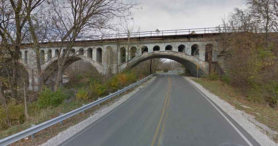 What is the story of the haunted Avon Bridge in Indiana?