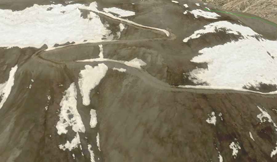 What makes Sangdui La a technical driving challenge?