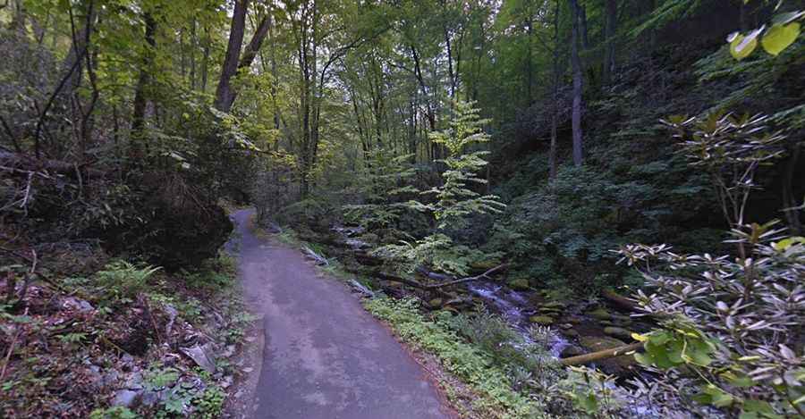 What makes the geography of Roaring Fork so challenging?