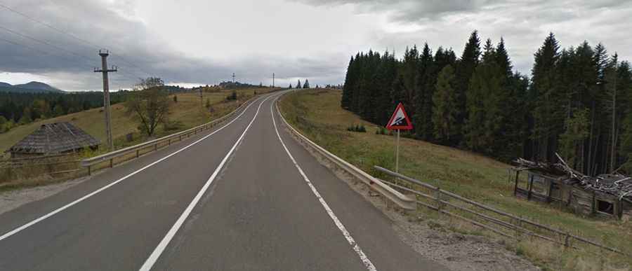 When was the road through Tihuța Pass built?