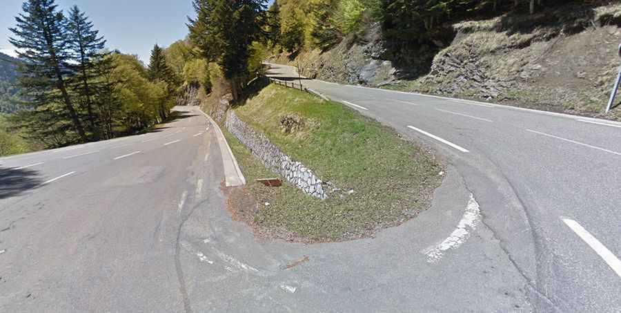 Where does the road to Col de Menté start and end?