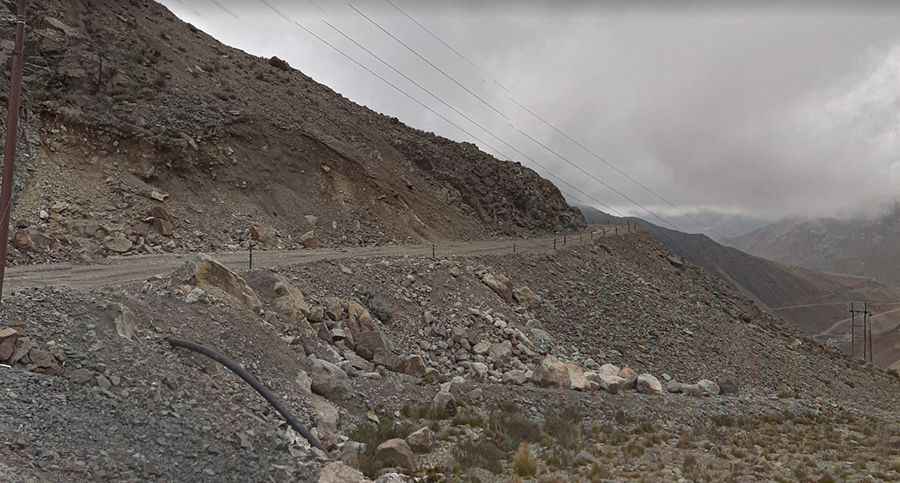 Where does the road to Nevado Huayracancha start and end?