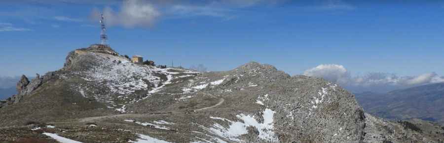 Where does the road to Peña del Altar start?