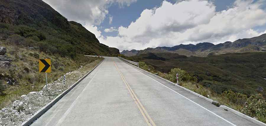 Where does the road to Tres Cruces in Azuay start and end?